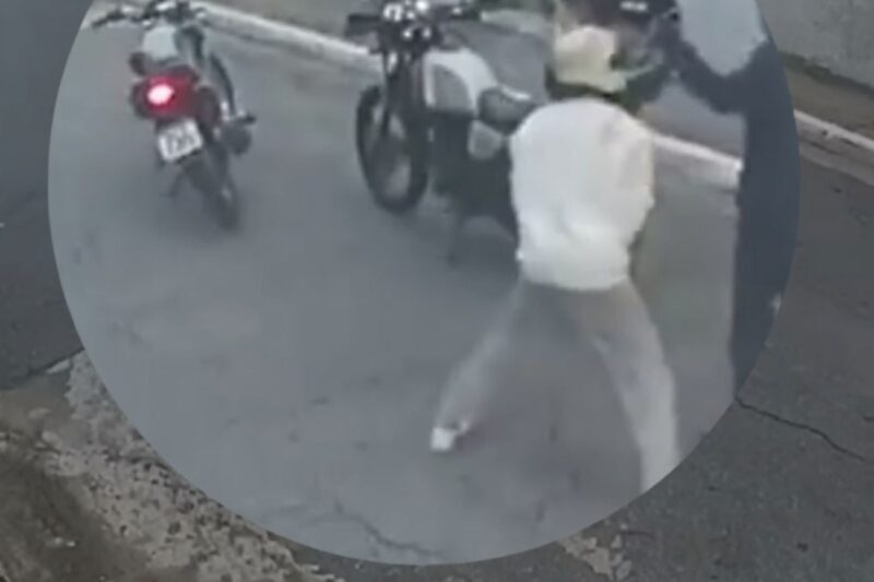 ELE FOI ENCURRALADO POR ASSALTANTES E CONSEGUIU SALVAR SUA MOTO DE UM JEITO COMPLETAMENTE INACREDITÁVEL REPETIDAS VEZES!